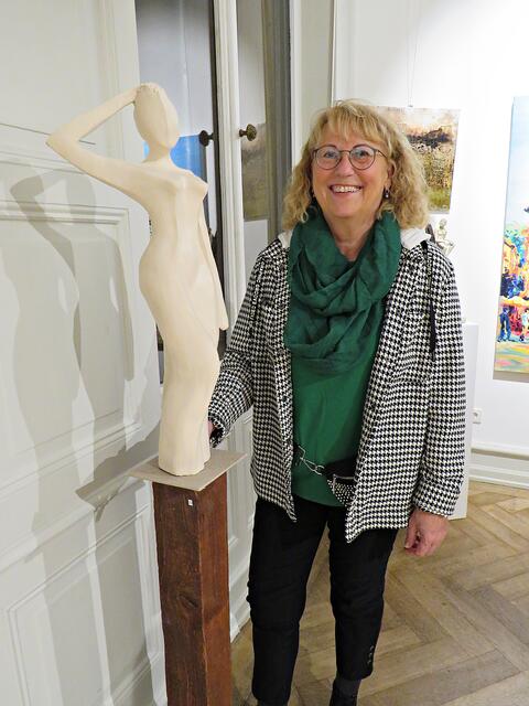 Gitta Haas mit Skulptur „Female Balance“ | Foto: Brigitte Melder