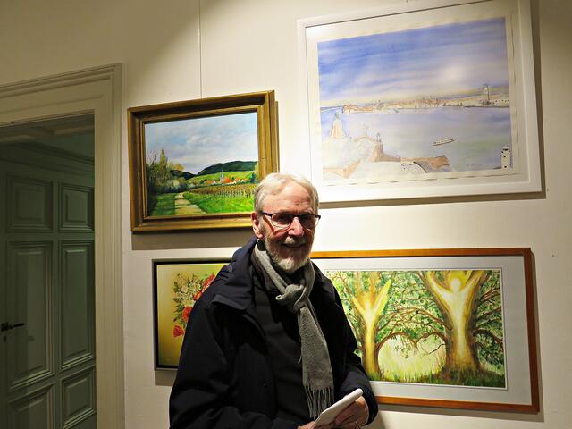 Dr. Michael Saenger vor seinem Lieblingsbild "Venedig" von Marianne Mansmann | Foto: Brigitte Melder