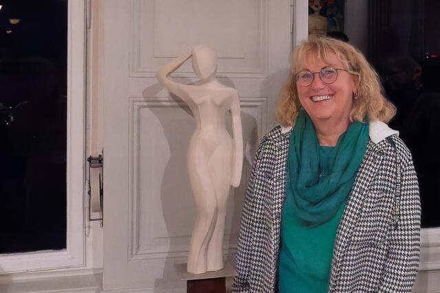 Gitta Haas neben ihrer Skulptur | Foto: Johann-Peter Melder