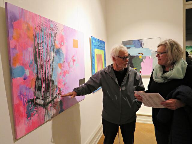 Manfred E. Plathe an seinem Gemälde | Foto: Brigitte Melder