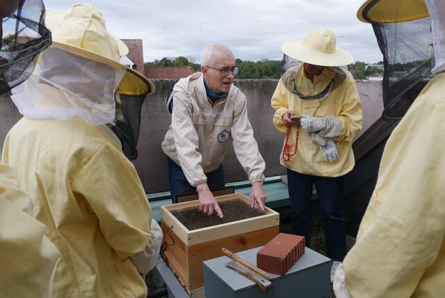 Richard Rossa erklärt die Funktionsweise der Bienen-Sauna. | Foto: Stefanie Seither