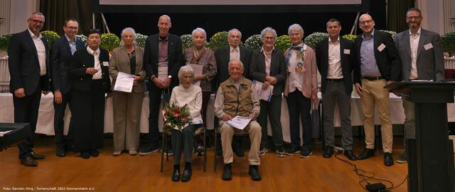 Geehrt für 60 bis 90 Jahre Vereinsmitgliedschaft --- vorne vlnr: Wiltrud Doll und Walter Brandenburger, seit 90 Jahren Mitglied im Verein | Foto: Foto: Karsten Illing