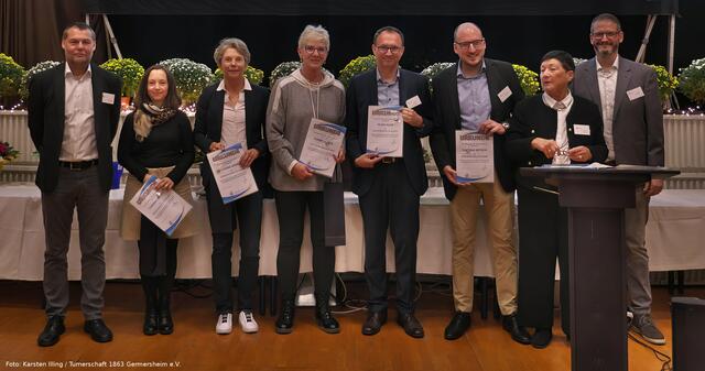 Vereinsnadel in silber (vlnr): Uwe Leuthner, Yvonne Morio, Susanne Grabau, Karin Träber, Peter Auer, Dominik Betsch, Regine Roth und Dominik Morio | Foto: Foto: Karsten Illing