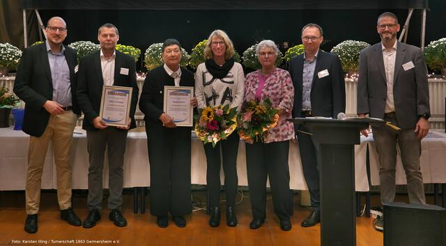 Ernennung neuer Ehrenmitglieder (vlnr): Dominik Betsch, Uwe Leuthner, Regine Roth, Helene Adam, Marianne Lambrecht, Peter Auer und Dominik Morio | Foto: Foto: Karsten Illing