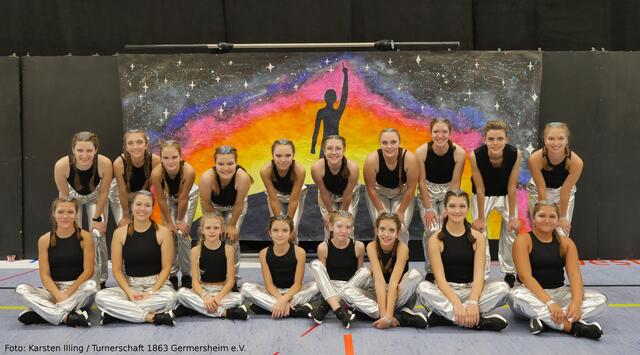 hintere Reihe vlnr: Sarah Höfers, Christina Khramtsov, Stefanie Nering, Simone Illing, Milena Riester, Diana Brauer, Mira Beck, Emilia Messerschmidt, Lasse Trauth und Chiara Huber   ---   vordere Reihe vlnr: Alexandra Florinski, Bianca Illing, Lea-Sophie Rau, Lea Golik, Linda Orschel, Lilly Ehmer, Petra Golik und Emely Prel | Foto: Karsten Illing
