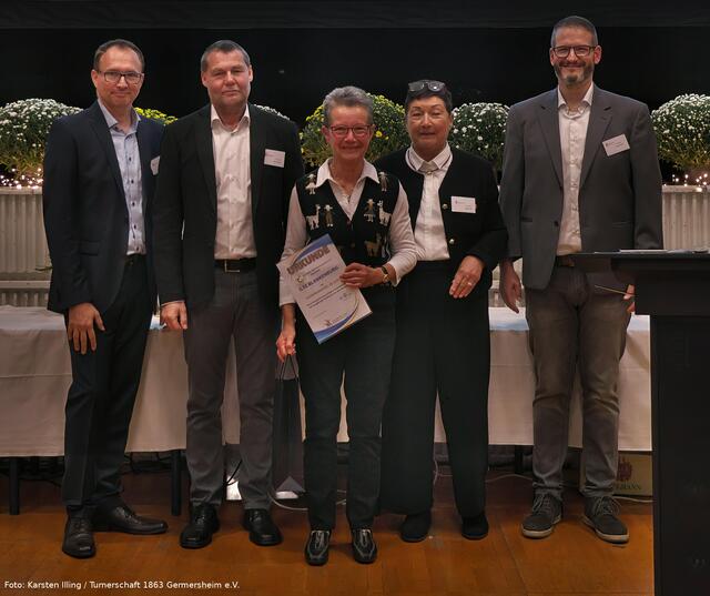 Vereinsnadel in gold (vlnr(: Peter Auer, Uwe Leuthner, Ilse Blankenburg, Regine Roth und Dominik Morio | Foto: Foto: Karsten Illing