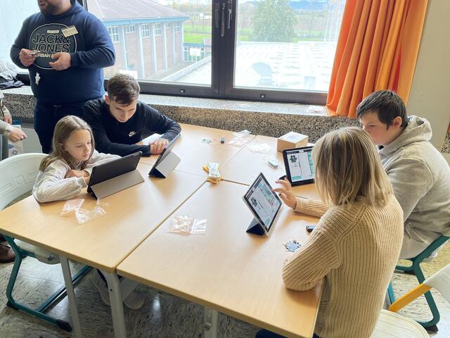 Spielerischer Einstieg ins Programmieren: Leon und Kai erklären die Arbeit mit Caliope mini.
 | Foto: Weiler