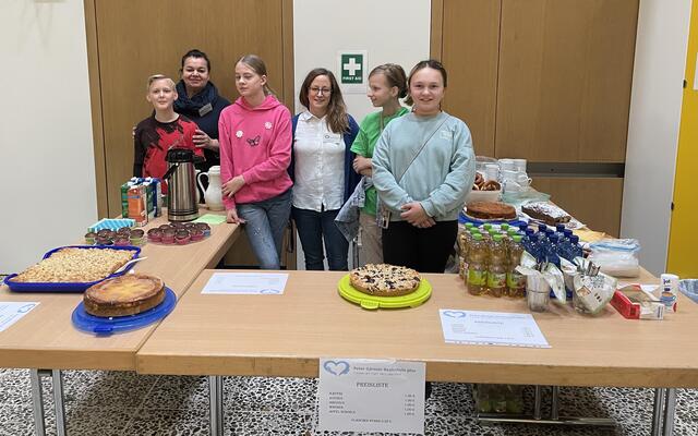Die 7c sorgte mit ihren Lehrkräften Claudia Bender und Anna-Lena Harz für Speisen und Getränke.
 | Foto: Weiler
