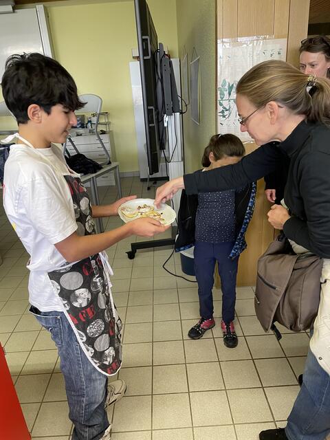 Yasin verteilt Pancakes. | Foto: Weiler