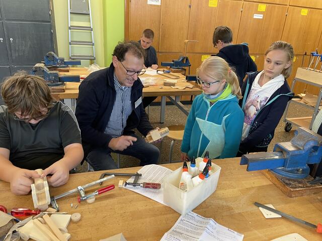 Techniklehrer Thomas Heber erklärt Johanna und Marie das Werkstück. | Foto: Weiler