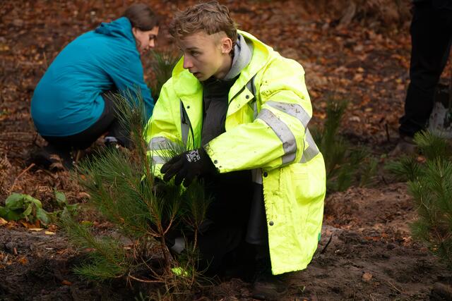 Mit Spaß und Engagement bei der Sache 30 junge Menschen aus Deutschland und Frankreich pflanzen gemeinsam 4.500 Bäume im Grenzgebiet | Foto: Heike Schwitalla