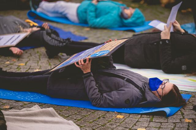 Einige Teilnehmer*innen legten sich für fünf Minuten hin  | Foto: Alexander Kästel