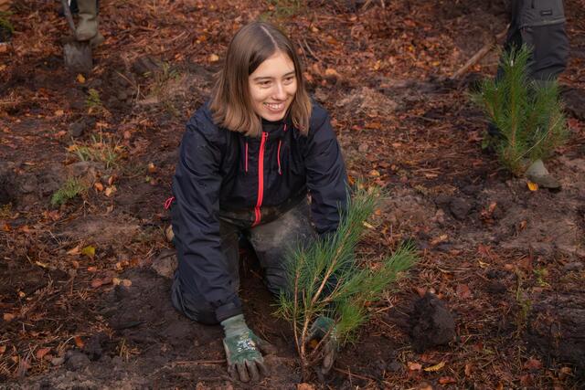 Mit Spaß und Engagement bei der Sache 30 junge Menschen aus Deutschland und Frankreich pflanzen gemeinsam 4.500 Bäume im Grenzgebiet | Foto: Heike Schwitalla