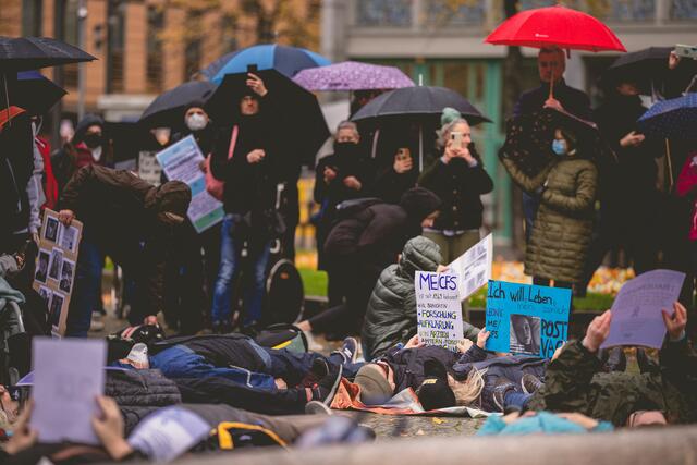 Dies symbolisiert die vielen Menschen, die krank in ihren Betten liegen - meist ohne gesundheitliche Versorgung | Foto: Alexander Kästel
