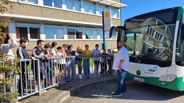 Gespannt lauschen die Fünftklässlerinnen und Fünftklässler. | Foto: Julia Thiekötter