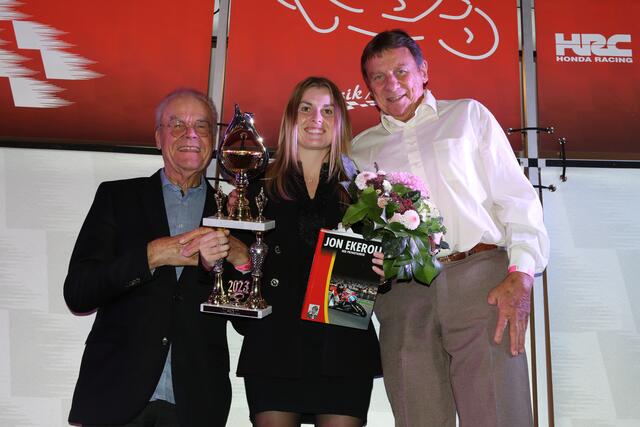Die hübsche Französin Chloé Battu gewann die Moto3-Wertung und wurde von den Weltmeistern Dieter Braun (links) und Jon Ekerold geehrt  | Foto: Thomas Haas