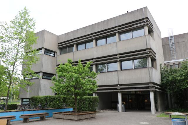 Graue Gebäude mit Ecken und Kanten - das ist Brutalismus pur, wie hier beim Europa-Gymnasium in Wörth am Rhein | Foto: Heike Schwitalla