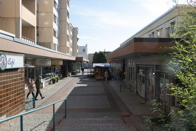 Das Dorschberg-Zentrum: Einkaufen und wohnen im Stil des Brutalismus, für unsere Augen heute eher gewöhnungsbedürftig, in den 1970er Jahren "state of the art" | Foto: Heike Schwitalla