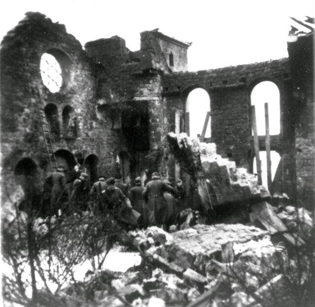 Die Winnweilerer Synagoge nach ihrer Zerstörung 1938. Wehrmachtsangehörige bereiten die Sprengung der Reste vor. | Foto: Repro Werner Rasche