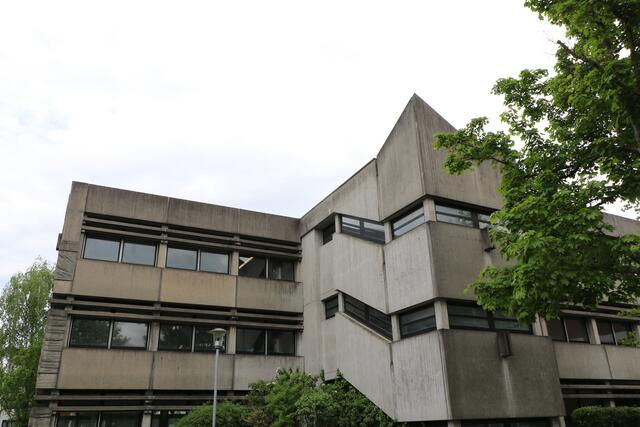 Graue Gebäude mit Ecken und Kanten - das ist Brutalismus pur, wie hier beim Europa-Gymnasium in Wörth am Rhein | Foto: Heike Schwitalla