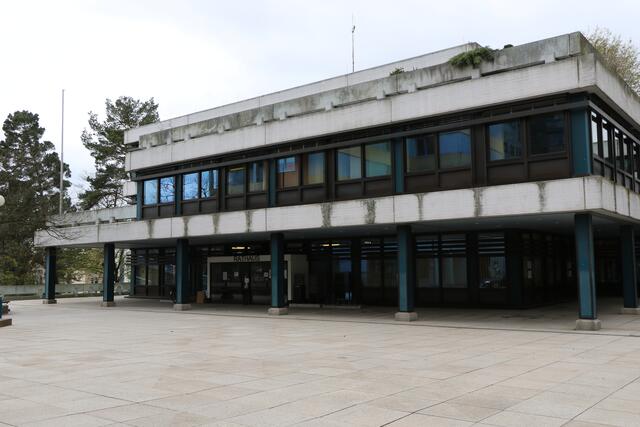 Beim Wörther Rathaus steck die Schönheit im Detail - der eigentliche Betonbau hat nicht viele Fans | Foto: Heike Schwitalla