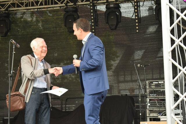 Beim Sommerfest der Verbandgemeinde Annweiler überreichte Verbandsbürgermeister Christian Burkhart die Urkunde an Peter Pohlit | Foto: B. Bender