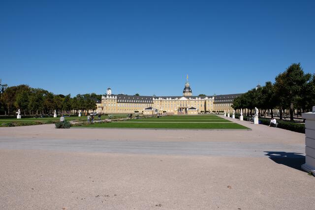 Sehenswürdigkeiten Karlsruhe: Vor dem Schloss trifft man immer auf Menschen, die über den weitläufigen Schlossplatz schlendern oder dort verweilen. | Foto: Thorsten Kornmann