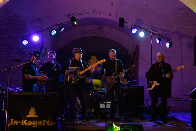 Pfälzer Weinbar mit Livemusik mit der Band In-Kognito | Foto: Heike Schwitalla