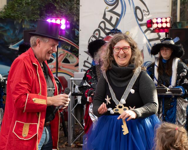 Machtübernahme der Altrhein-Narren: Ortsvorsteher Helmut Wesper übergibt den Rathausschlüssel an die Vorsitzende der Altrhein-Narren, Christine Weber | Foto: Heike Schwitalla