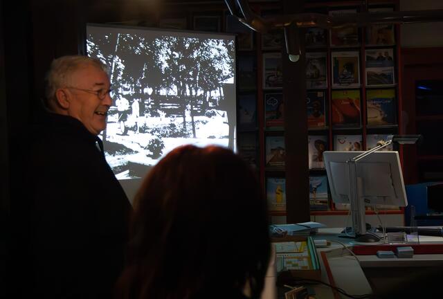 Projektion „Germersheim in alten Ansichten“ – Diashow mit alten Postkarten von und mit Heinz Sachs
 | Foto: Heike Schwitalla