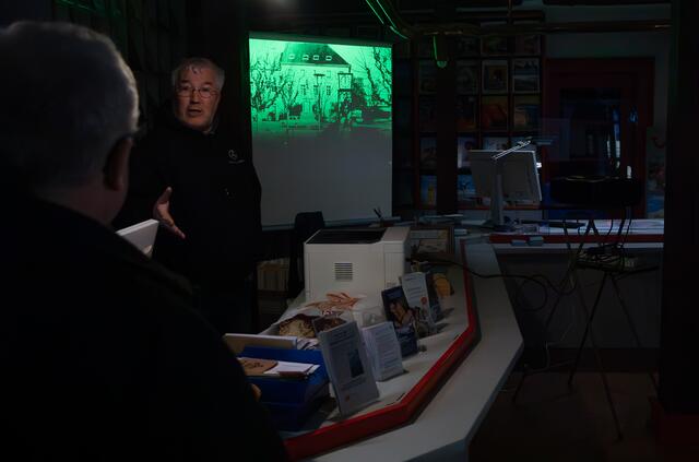 Projektion „Germersheim in alten Ansichten“ – Diashow mit alten Postkarten von und mit Heinz Sachs | Foto: Heike Schwitalla