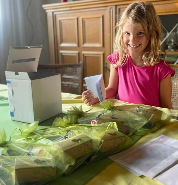 Glücksfee: Charlotte Moritz zog die Gewinner aus einem Lostopf von 141 Teilnehmenden. | Foto: Kühner
