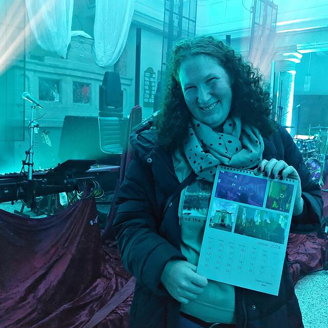 Annika Seider mit selbstgebasteltem Jahreskalender von den vielen Bandauftritten, die sie als Fan besucht hat | Foto: Brigitte Melder