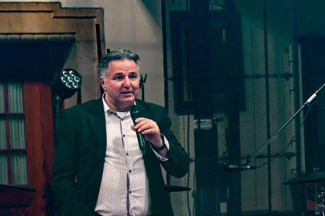 Michael Nist begrüßte das Publikum | Foto: Johann-Peter Melder