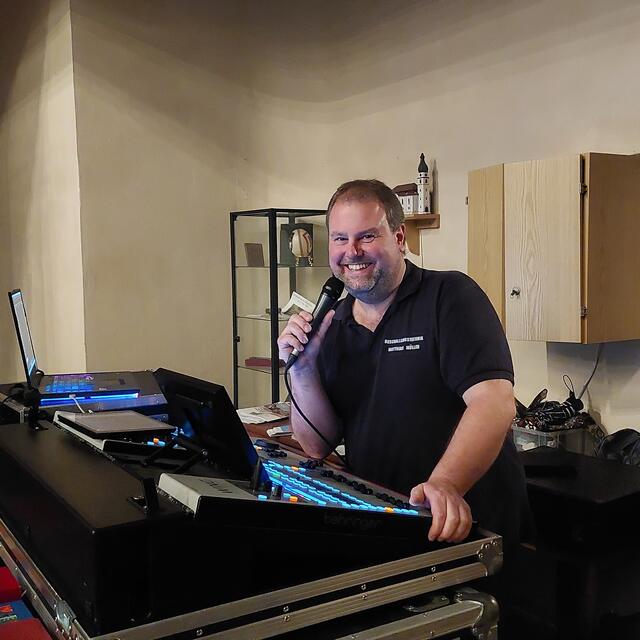 Matthias Müller von der Beschallungstechnik in Kontakt mit der Band | Foto: Brigitte Melder