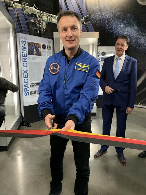 ESA-Astronaut Matthias Maurer bei der Eröffnung von seinem Ausstellungsbereich | Foto: Michael Sonnick