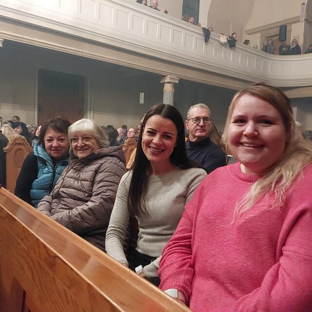 Eine Bank voller KITA-Mitarbeiterinnen | Foto: Brigtte Melder