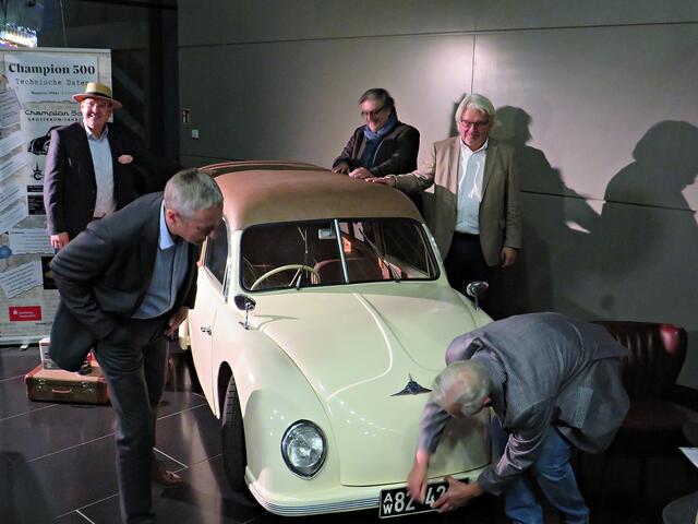 Das Schild hängt schief | Foto: Brigitte Melder