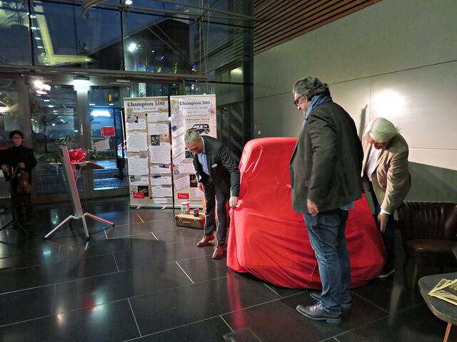 Spannung aufbauen, Umhüllung anfassen | Foto: Brigitte Melder