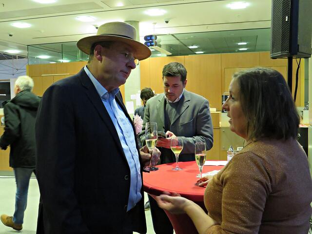 Christian Wahl im Gespräch mit Frau Dr. Regina Heilmann (Leiterin Stadtmuseum Ludwigshafen) | Foto: Brigitte Melder