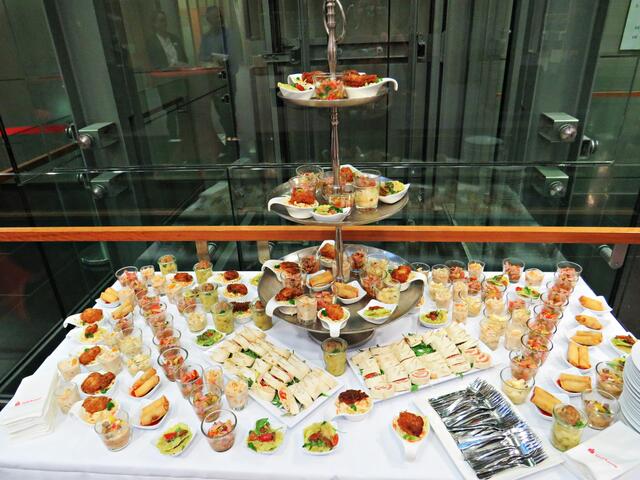 Kleine Leckereien für die Gäste waren aufgebaut | Foto: Brigitte Melder