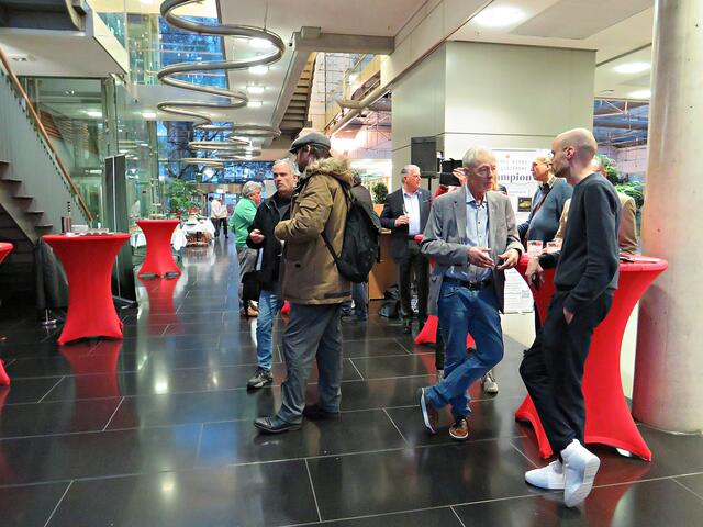 Small talk vor der Eröffnung im Glasfoyer | Foto: Brigitte Melder