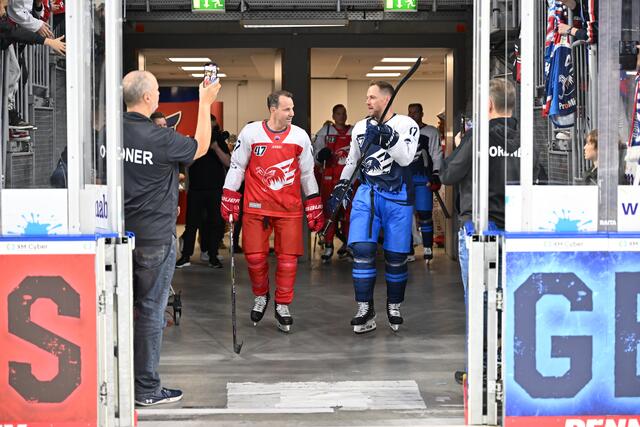 Team Ullmann Christoph Ullmann und Team Kink Marcus Kink auf dem Weg zum Eis beim Abschiedsspiel von Marcus Kink und Christoph Ullmann | Foto: Bamberger/PIX-Sportfotos