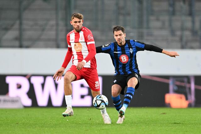 Leonardo Vonic (Essen) im Zweikampf gegen Julian Riedel (Mannheim) | Foto: Titgemeyer/PIX-Sportfotos