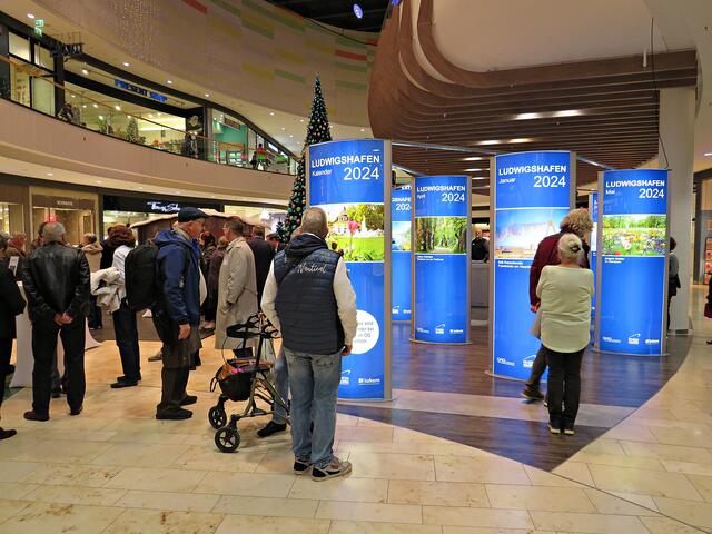 Die Ausstellung zog viel Publikum an | Foto: Brigitte Melder