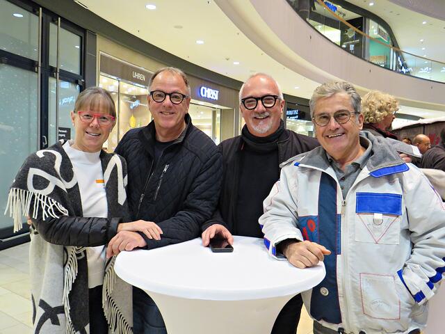 Gruppenbild mit Hobbyfotografin Maike Müller, Wolfgang Weißler, Thomas Gleßner und Rudolf Müller - "Das Quartett" | Foto: Brigitte Melder