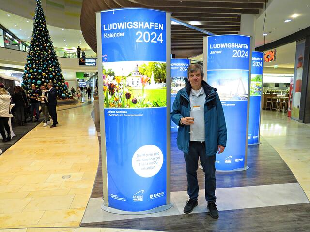 Alfons Oebbeke neben seinem Kalendertitelfoto | Foto: Brigitte Melder
