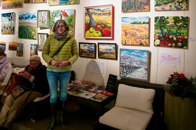 Petra Helm vor ihren Gemälden | Foto: Johann-Peter Melder