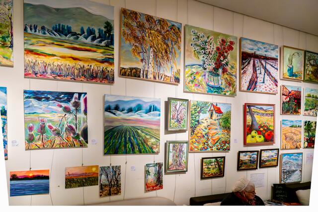 Petra Helm's Gemälde eine ganze Wand voll | Foto: Johann-Peter Melder