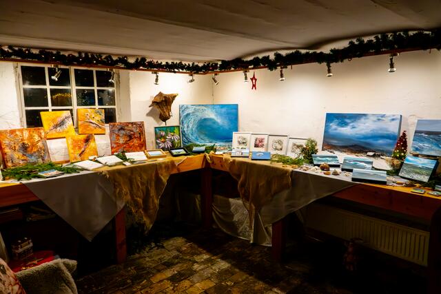 Anke Oswald hat einen ganzen Raum für ihre Kunstwerke | Foto: Johann-Peter Melder